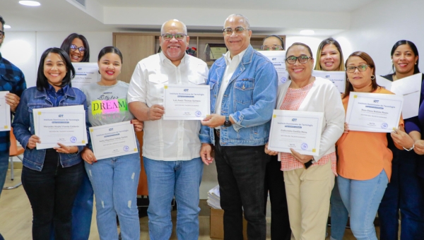 IDT entrega diplomas a personal Gestión Humana Promipyme